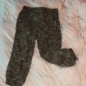 Camo print joggers NWOT